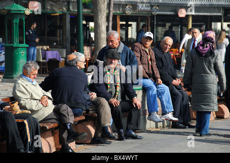 ISTANBUL, Turchia. Un weekend in scena il Bosforo sobborgo di Ortakoy, distretto di Besiktas. 2010. Foto Stock