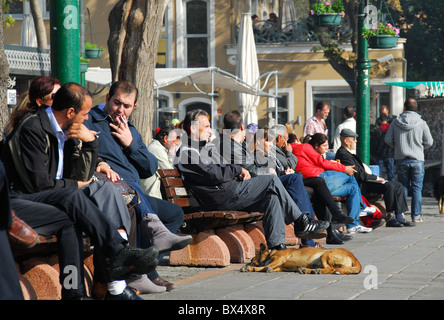 ISTANBUL, Turchia. Un weekend in scena il Bosforo sobborgo di Ortakoy, distretto di Besiktas. 2010. Foto Stock