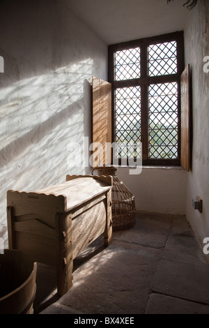 Vetro piombato con luce che risplende sul petto di quercia in un angolo della cucina Corte Tretower Powys Wales UK Foto Stock