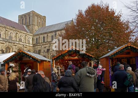 Winchester Mercatini di Natale 2010 nella cattedrale vicino, Winchester, Hampshire, Inghilterra Foto Stock