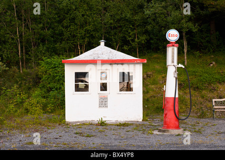 Esso vecchia stazione di benzina dalla strada principale E6 su Hamaroy, nel nord della Norvegia Foto Stock