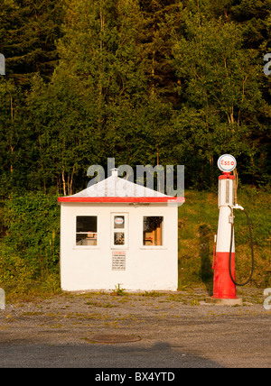 Esso vecchia stazione di benzina dalla strada principale E6 su Hamaroy, nel nord della Norvegia Foto Stock