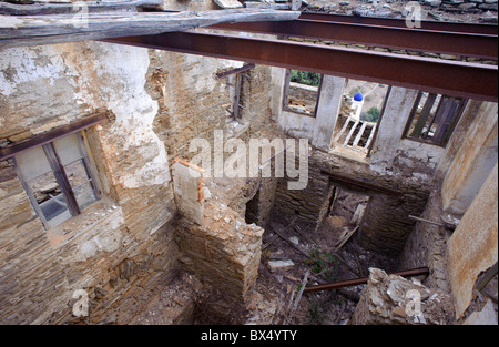 Interno di un abbandonato casa diroccata sul Greco Cyclade isola di Tinos. Foto Stock