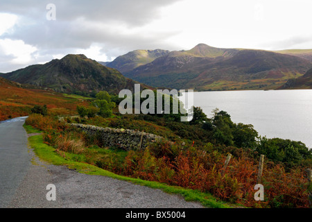 Guardando indietro su Crummock acqua vicino Buttermere nel Parco Nazionale del Distretto dei Laghi, Cumbria, Inghilterra, Regno Unito. Foto Stock