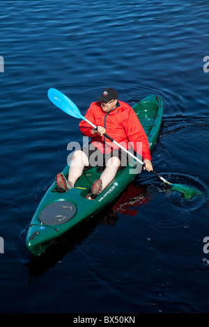 Uomo obese in canoa con Wilderness Systems Ride 135 Sit-on-top kayak , Finlandia Foto Stock