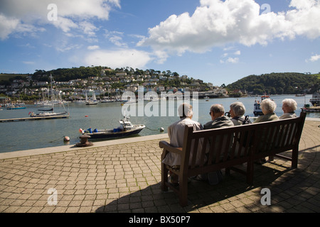 Gli anziani su una panchina in Dartmouth Foto Stock