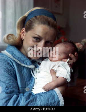 Ginnastica ceca leggenda Vera Caslavska con sua figlia Radka, settembre 1969. CTK foto/Zdenek Havelka Foto Stock