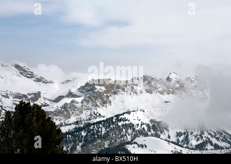 Il cloud e la nebbia la cancellazione dalle cime di montagna della Val Gardena Selva Dolomiti Italia Foto Stock
