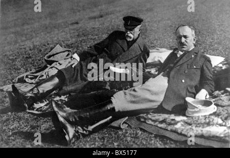 Primo presidente cecoslovacco Tomas Garrigue Masaryk a sinistra e il ministro Edvard Benes resto sul prato in Toplcianky Foto Stock