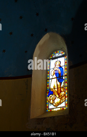 Retroilluminato con vetrata raffigurante Gesù Cristo in Notre-Dame du Roc cappella, Castellane, Francia, Europa Foto Stock