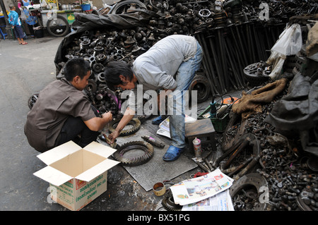 Due opere tailandese in un cantiere di scarto in Bangkok Foto Stock