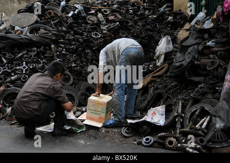 Due opere tailandese in un cantiere di scarto in Bangkok Foto Stock