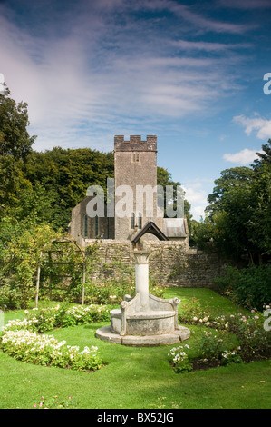 Una vista dei giardini a San Fagans Museum of Welsh Life con St.Fagans chiesa parrocchiale in background. Foto Stock