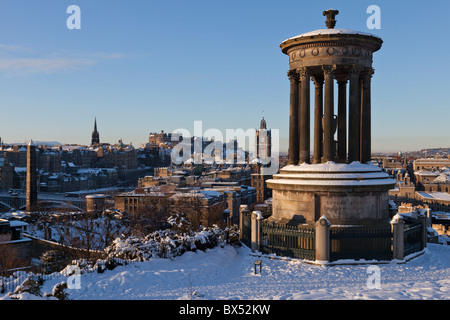 Il Dugald Stewart Monumento all'alba su Calton Hill con vista dello skyline della città tra cui il castello di Edimburgo, Scozia, Regno Unito. Foto Stock