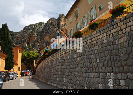 Villaggio francese di Moustiers-Sainte-Marie nella valle del Verdon, regione della Provenza di Francia e d'Europa. Foto Stock