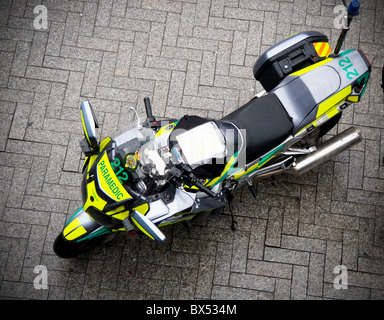 Paramedic motociclo, frequentando incidente in area pedonale di Bullring Shopping Centre, Birmingham REGNO UNITO Foto Stock