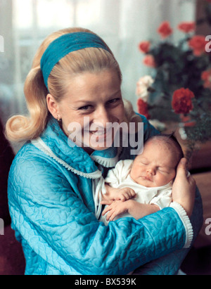 Ginnastica ceca leggenda Vera Caslavska con sua figlia Radka, settembre 1969. CTK foto/Zdenek Havelka Foto Stock