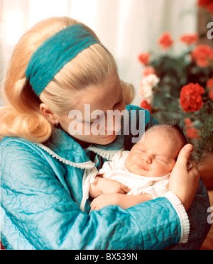 Ginnastica ceca leggenda Vera Caslavska con sua figlia Radka, settembre 1969. CTK foto/Zdenek Havelka Foto Stock