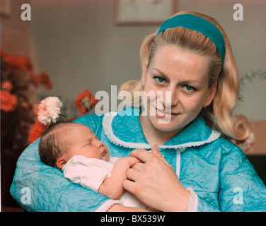 Ginnastica ceca leggenda Vera Caslavska con sua figlia Radka, settembre 1969. CTK foto/Zdenek Havelka Foto Stock