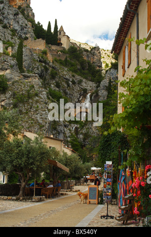 Villaggio francese di Moustiers-Sainte-Marie nella valle del Verdon, regione della Provenza di Francia e d'Europa. Foto Stock