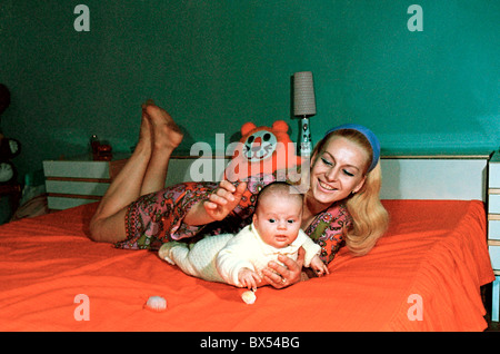 Ginnastica ceca leggenda Vera Caslavska con sua figlia Radka, ottobre 1969. CTK foto/Jiri Karas Foto Stock