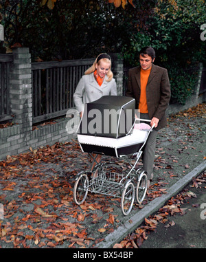 Vera Caslavska, Josef Odlozil, Radka Odlozilova, famiglia, figlia,child, baby, capretto, PRAM Foto Stock