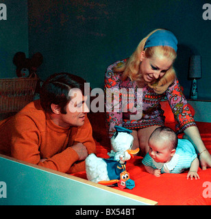 Vera Caslavska, Josef Odlozil, Radka Odlozilova, famiglia, figlia,child, baby, capretto, giocattoli Foto Stock