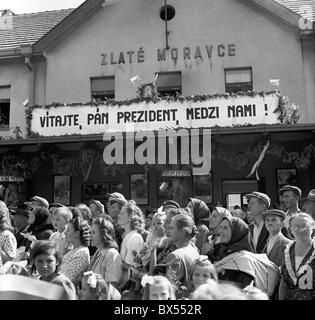 Slovacchia - Zlate Moravce 1947. I cittadini slovacchi cordialmente il benvenuto il Presidente cecoslovacco e la First Lady Hana Benesova Foto Stock