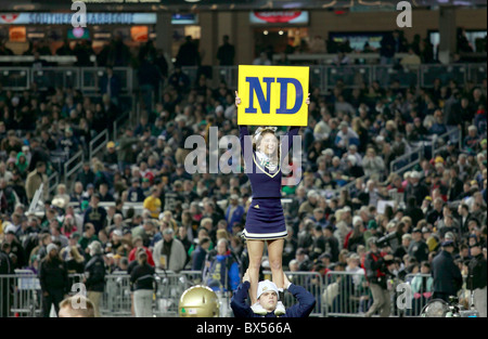 A Notre Dame cheerleader al cinquantesimo esercito rispetto al Notre Dame College del gioco del calcio, lo Yankee Stadium, Bronx NY Foto Stock