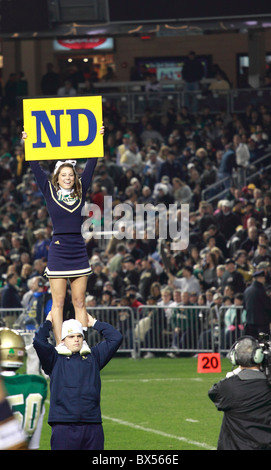 A Notre Dame cheerleader al cinquantesimo esercito rispetto al Notre Dame College del gioco del calcio, lo Yankee Stadium, Bronx NY Foto Stock