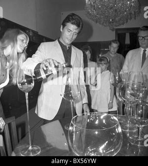 Pierre Brice, attore di cinema, festival, Karlovy Vary, gigante vetro del vino Foto Stock