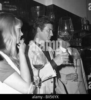 Pierre Brice, attore di cinema, festival, Karlovy Vary, gigante vetro del vino Foto Stock