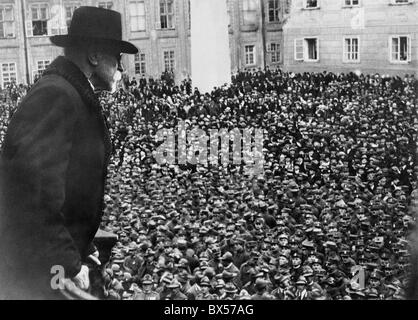 Legionari pagare un tributo al Presidente cecoslovacco Tomas Garrigue Masaryk a sinistra al III. cortile del Castello di Praga Foto Stock