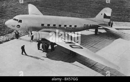 La Cecoslovacchia 1937 Douglas DC 2 aeromobili progettati per ospitare 21 passeggero e 5 membri di equipaggio arriva a Praga - Ruzyne Foto Stock