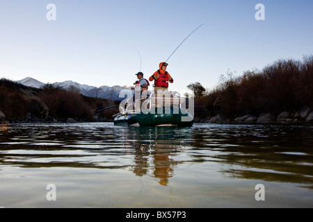 Coppia sposata e guida professionale di Pesca a Mosca Report di Pesca da una barca sul fiume Arkansas, vicino Salida, Colorado, STATI UNITI D'AMERICA Foto Stock