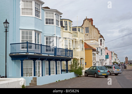 Le proprietà del lungomare, Aldeburgh, Suffolk, Inghilterra. Foto Stock