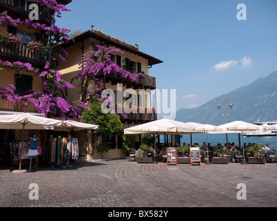 Lake side cafe a Limone sul Garda in Italia settentrionale Foto Stock