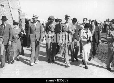 La Cecoslovacchia, Jesse Owens, vincitore di numerose medaglie d'oro a 1936 Olimpiadi di Berlino, arriva a Praga. Foto Stock