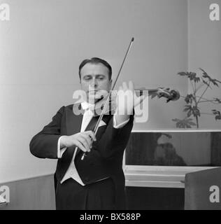 Polacco-nato messicano maestro di violino Henryk Szeryng presso la Primavera di Praga festival di musica nel maggio 1962. CTK foto/Jovan Dezort Foto Stock