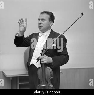 Polacco-nato maestro di violino Henryk Szeryng presso la Primavera di Praga festival di musica nel maggio 1962. CTK foto/Jovan Dezort Foto Stock