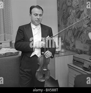 Polacco-nato messicano maestro di violino Henryk Szeryng presso la Primavera di Praga festival di musica nel maggio 1962. CTK foto/Jovan Dezort Foto Stock