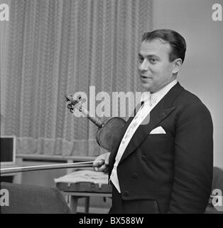 Polacco-nato messicano maestro di violino Henryk Szeryng presso la Primavera di Praga festival di musica nel maggio 1962. CTK foto/Jovan Dezort Foto Stock