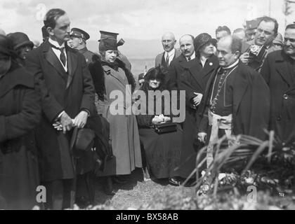 La Cecoslovacchia il 4 maggio 1924. Quinto anniversario della tragica morte di Milan Rastislav Stefanik. Donna seduta è StefanikÂ della madre. Foto Stock