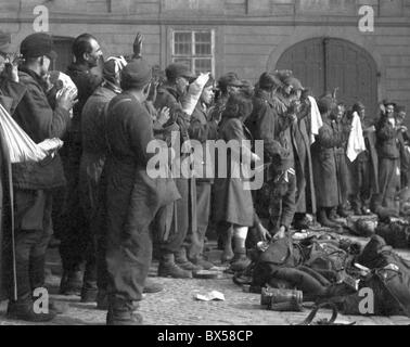 Durante la Seconda Guerra Mondiale Praga maggio 1945, POWÂ tedesca sono stati ordinati per far cadere i loro averi. Foto Stock