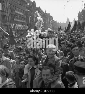 I bambini possono godere di parata del giorno a Piazza Venceslao a Praga, Cecoslovacchia 1958. (CTK foto ). Foto Stock