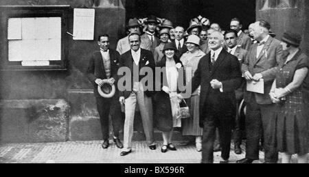 Attori Douglas Fairbanks Jr e Mary Pickford visitare la Piazza della Città Vecchia di Praga nel 1926 Foto Stock