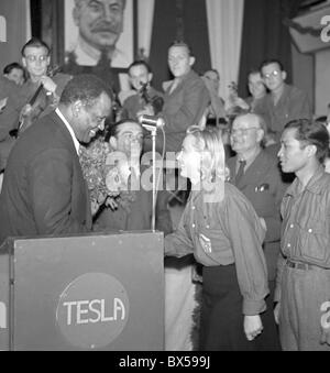 Praga 28 maggio 1949. Cantante americana attore e diritti umani avvocato Paul Robeson visite Tesla facory lavoratori in Praga. Foto Stock