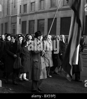 Praga, febbraio 1948, folla entusiasta, felice, cecoslovacco di bandiera nazionale Foto Stock