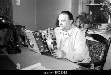 Jiri Trnka, famosa per il suo film animati, legge rivista nel suo appartamento. Praga, Cecoslovacchia 1959. (CTK foto / Jiri Rublic) Foto Stock