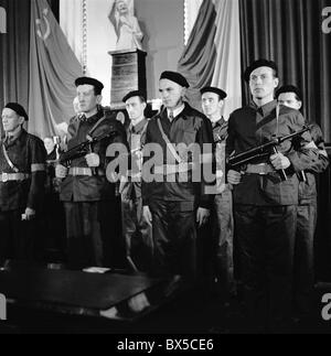 Praga 1948. I popoli milizia con armi automatiche. CTK Vintage foto Foto Stock